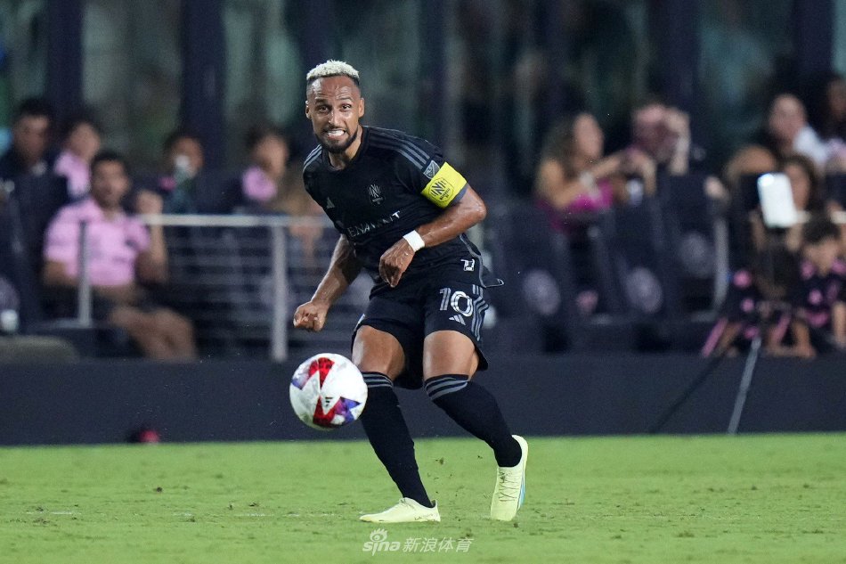 都充满了悬 都充满了悬